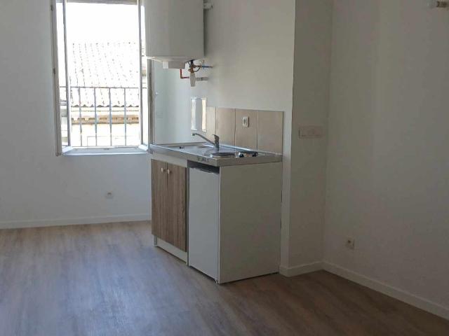 A LOUER APPARTEMENT T1 bis MEUBLE A LIBOURNE avec balcon