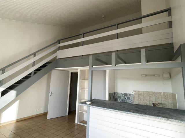 A LOUER APPARTEMENT T1 DUPLEX PROXIMITE PENTAGONE LA ROCHE SUR YON
