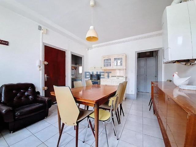 A LOUER Appartement T3 MEUBLÉ, situé rue de Gray.