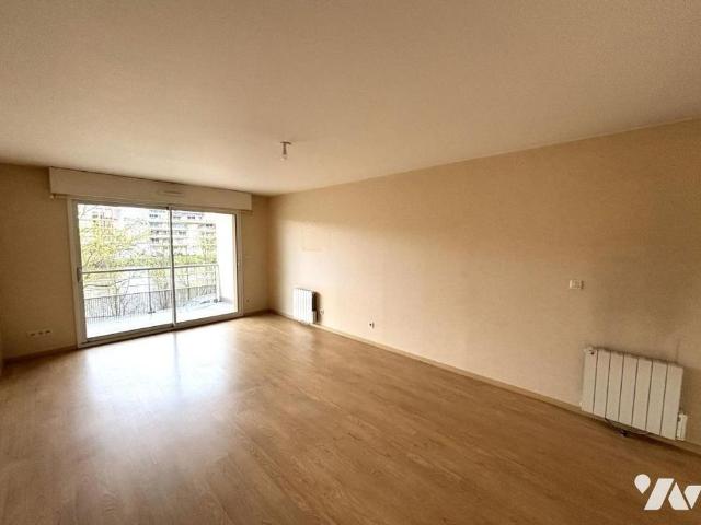 A LOUER APPARTEMENT T3 AVEC BALCON ET VUE SUR LA MAYENNE A LAVAL
