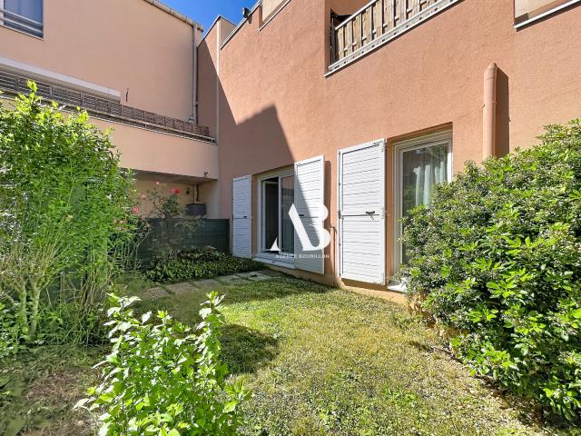 À louer Appartement T3 de 65 m2 en rez de jardin avec terrasse, double jardin et parking sécurisé