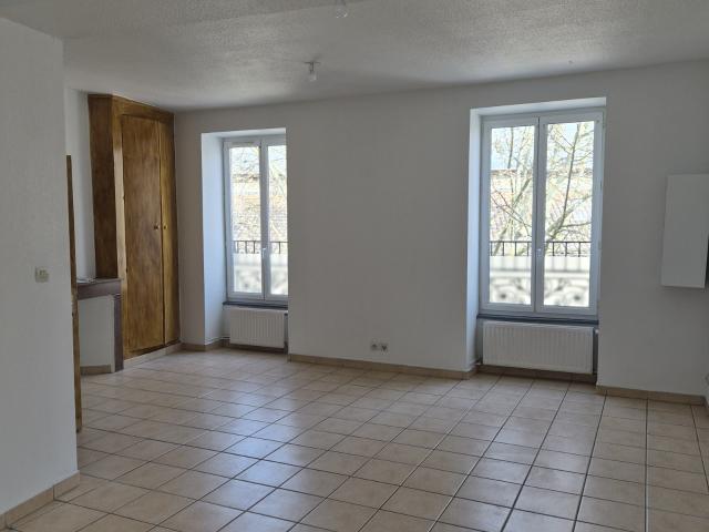 À louer – Appartement T3 lumineux de 55 m² – Vienne 38200 À Louer: Local Commercial 89 m² À LOUER – LOCAL COMMERCIAL DE CHARME – CENTRE VILLE DE VIENNE 38200