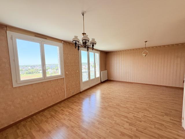 À louer Appartement T3/T4 76 m2 Dernier étage avec vue dégagée Cave, parking