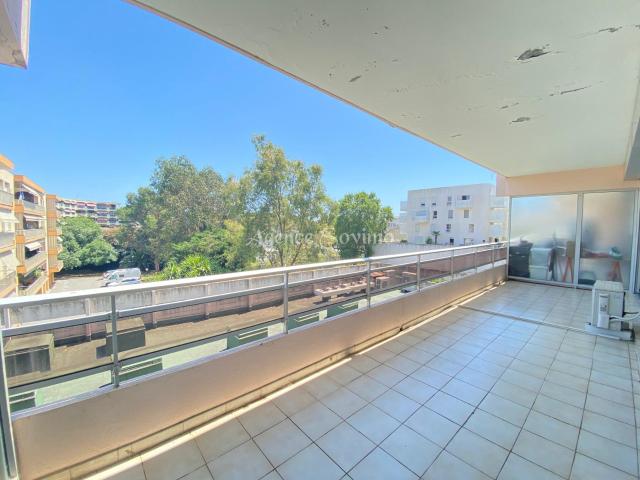 À louer Appartement 2 pièces de 47 m2 avec grande terrasse et parking privatif Mandelieu la Napoule