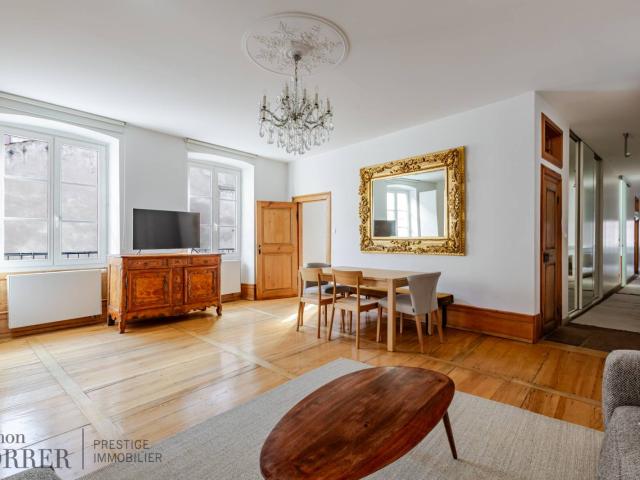 À LOUER ! appartement 3 pièces au 2ème étage avec ascenseur dans un immeuble historique du centre ville de Str