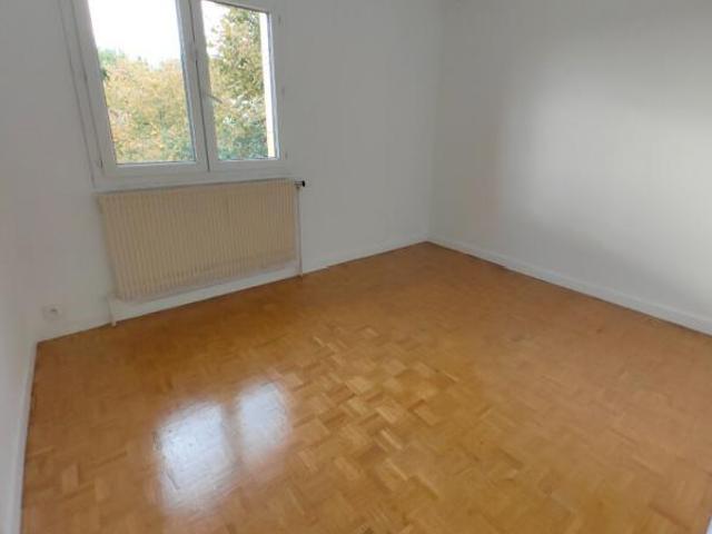 À louer appartement 5 pièces 1 er étage dans maison composée de deux appartements