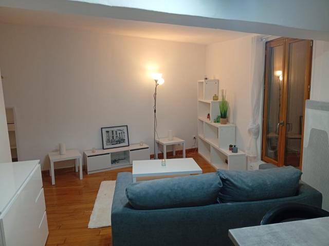 A louer Appartements meublés 3 studios et 4 T2 de 17m2 à 38m2, Place de La Tour 10000 TROYES