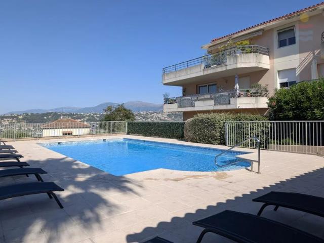 À LOUER – BAIL MEUBLÉ 1 AN RENOUVELABLE – NICE CORNICHE FLEURIE – STUDIO 31 m² – JARDIN PRIVATIF – PARKING – PISCINE