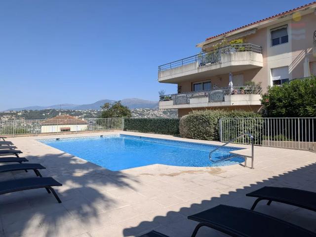 À LOUER – BAIL MEUBLÉ 1 AN RENOUVELABLE – NICE CORNICHE FLEURIE – STUDIO 31 m² – JARDIN PRIVATIF – PARKING – PISCINE