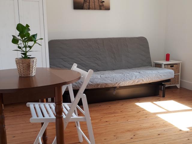 A LOUER BEAU STUDIO MEUBLE CENTRE VILLE SAINT GERMAIN EN LAYE 3 MN DU RER A