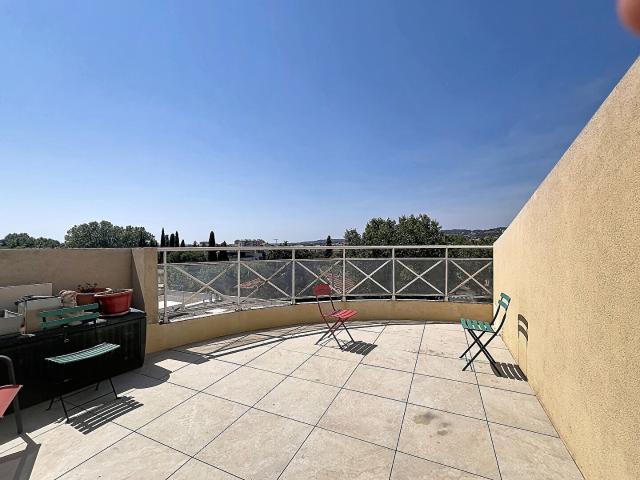 A louer beau T3 en centre ville avec ascenseur et terrasse entièrement meublé et climatisé! A voir vite!