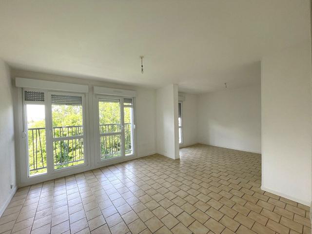 À LOUER / Bel appartement 4 pièces avec parking et cave rue de Taissy !