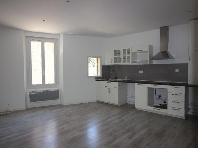 A LOUER BEL APPARTEMENT T3 ENTIÈREMENT RÉNOVÉ À RIANS
