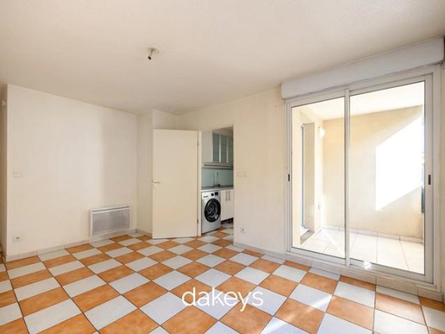 A LOUER BEL APPARTEMENT T2 LUMINEUX AVEC EXTERIEUR & GARAGE EN OPTION MARSEILLE 8EME
