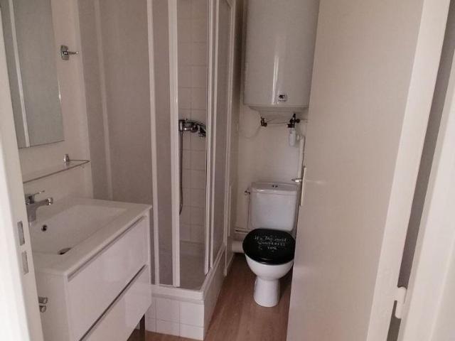 A LOUER BON EMPLACEMENT CENTRE VILLE EN RETRAIT DU MAIL MITTERRAND. Appartement de type 2, a.