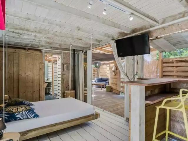 A louer Case Pilote Maisonnette en bois de type Studio