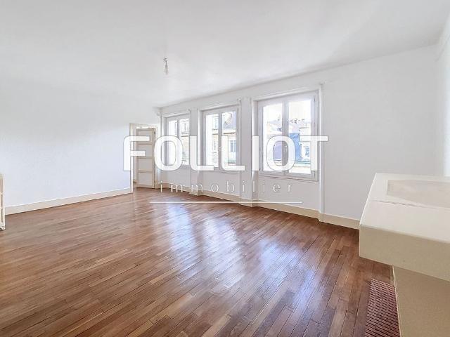 A LOUER CENTRE VILLE BEAU T3 DE 86.10 m2 TRES LUMINEUX SITU AU 2EME ETAGE