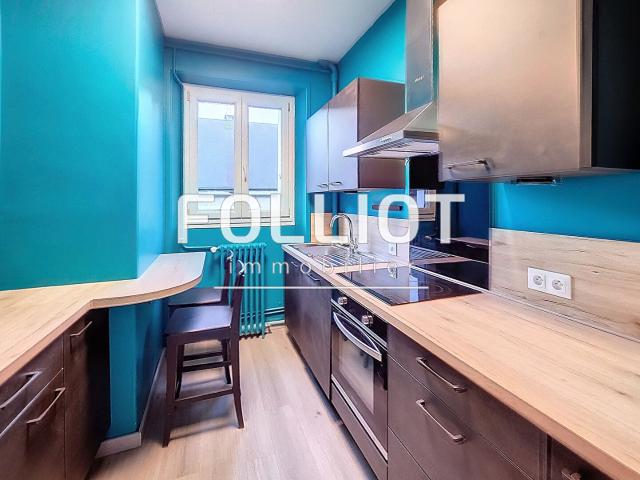 A LOUER CENTRE VILLE BEAU T3 DE 86.10 m2 TRES LUMINEUX SITUÉ AU 2EME ETAGE
