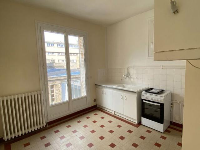 A LOUER centre ville de VIRE GRAND T2 LUMINEUX AVEC BALCON
