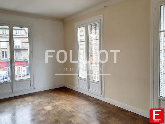 A LOUER centre ville de VIRE GRAND T2 LUMINEUX AVEC BALCON