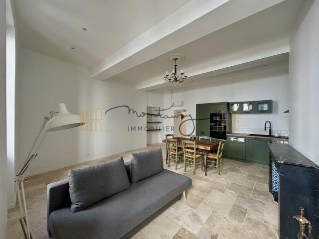 A LOUER CENTRE VILLE DE NIMES SPLENDIDE P3 MEUBLE ENTIEREMENT RENOVE AVEC CLIMATISATION