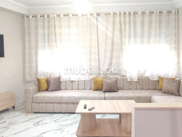 À louer cet appartement à Souani. 1 Chambre. Salon traditionnel et antenne parabolique
