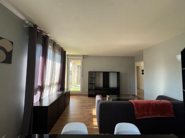 À louer – Charmant T2 MEUBLE de 52 m² avec balcon et garage – Saint Priest Village Saint Priest 69800 Le bien en vidéo