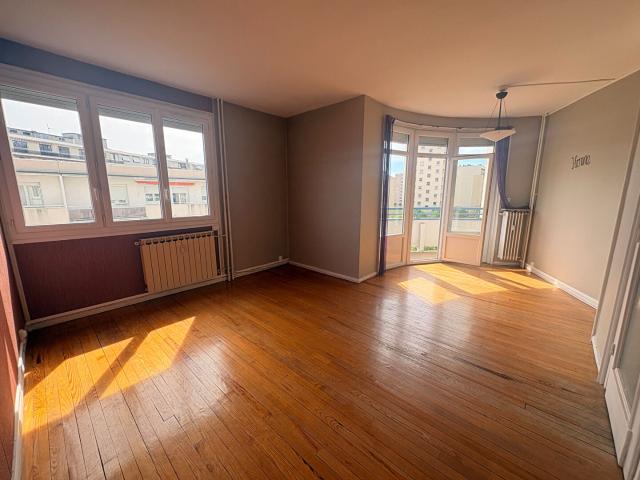 A Louer charmant T2 Place FOCH AVEC 2 BALCONS