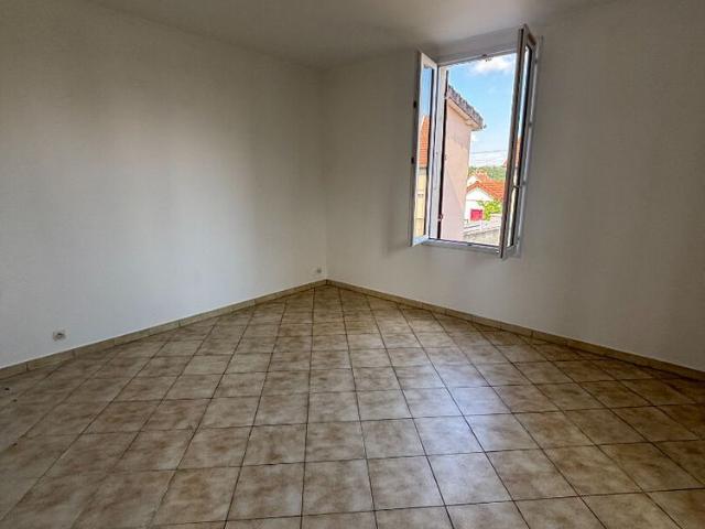 À louer ? Charmante maison T3 avec jardin, garage et dépendance