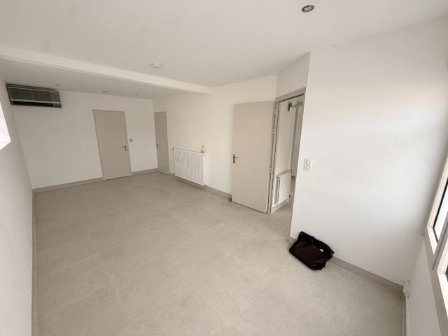 A LOUER DANS LE BOURG DE PONT SAINT MARTIN LOCAL DE 65 M2 + PARKING