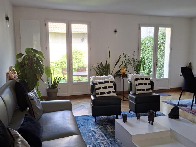 A LOUER DANS RESIDENCE CALME UN BEAU PAVILLON MEUBLE AVEC JARDIN ET TERRASSE TOUT PROCHE LYCEE INTERNATIONAL