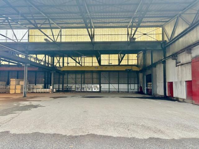 A louer de 180 à 8500 m2: HALLES  BUREAUX  TERRAINS nus et COUVERTS sur site industriel