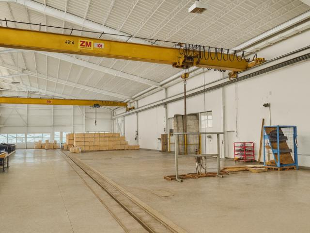 A louer de 180 à 8500 m2: HALLES  BUREAUX  TERRAINS nus et COUVERTS sur site industriel