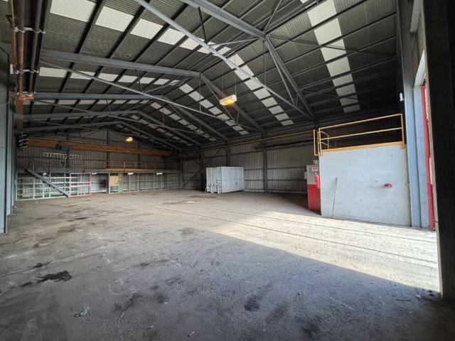 A louer: divers LOCAUX commerciaux, HALLS, TERRAINS nus et COUVERTS dans site industriel