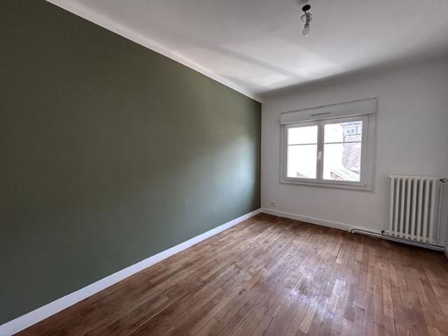 A LOUER DOL DE BRETAGNE MAISON T4 82 m² TROIS CHAMBRES COUR COMMUNE GARAGE
