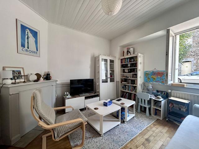 A LOUER DOL DE BRETAGNE MAISON T4 BIS 81 m² DEUX CHAMBRES UN BUREAU JARDIN DEPENDANCES