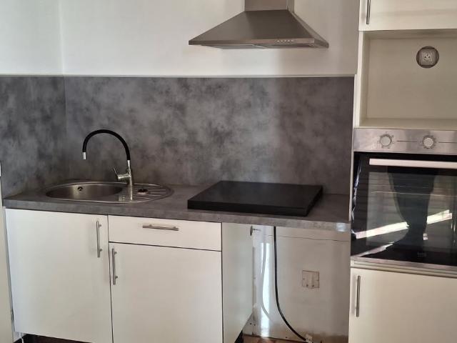 LOUE PAR L A GENCE EXCLUSIVITE VOLX Plein centre Appartement de type T3 avec balcon