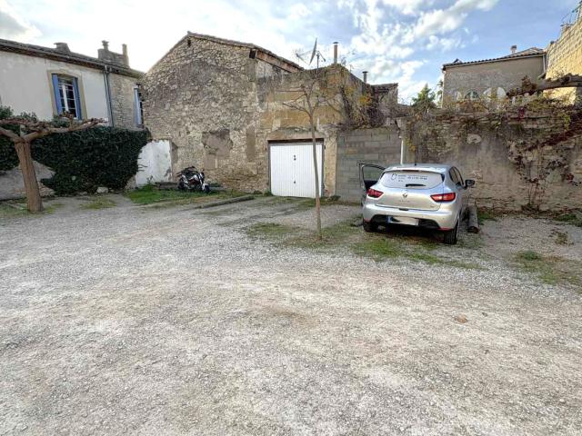 À LOUER EMPLACEMENT PARKING MOTO CENTRE VILLE DE LUNEL