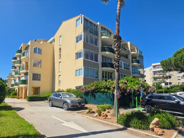 À LOUER EN MEUBLE Fréjus 83, appartement 4 pièces + parking + cave
