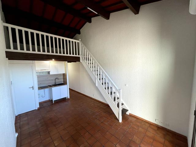 À louer En bord de mer à Carro Studio / T2 mezzanine avec terrasse, aperçu mer et garage