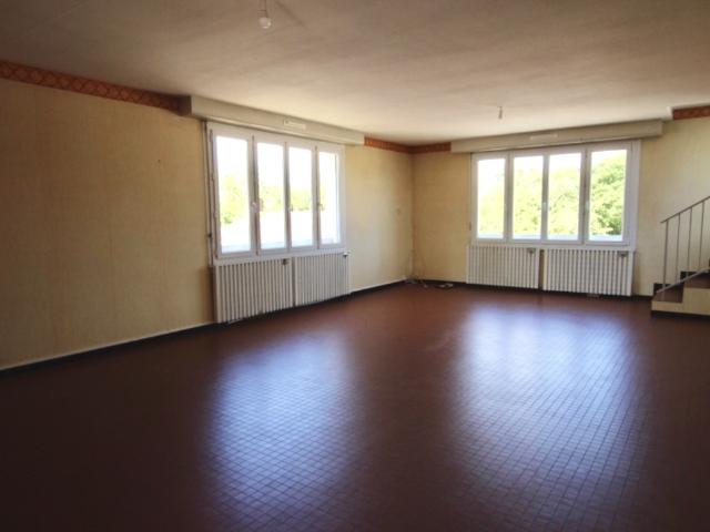 A LOUER EN PLEIN CENTRE DE LA CHEVROLIERE APPARTEMENT 115 M2 3 CHAMBRES