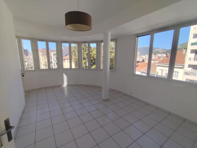 À louer F3 lumineux avec balcon Avenue Bugeaud