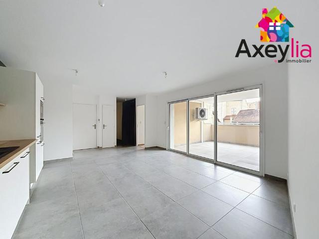 A LOUER FEURS CENTRE APPARTEMENT T3 AVEC GRANDE TERRASSE, PARKING FERME ET CAVE