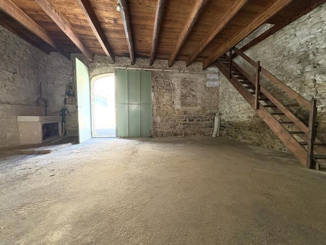 À Louer Garage de 100 m2 Centre de Marsillargues