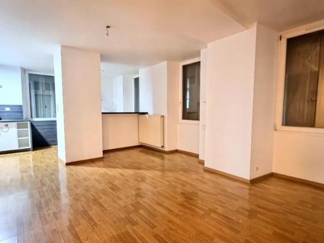 À louer Grand appartement 3 pièces de 69 m2 plain pied