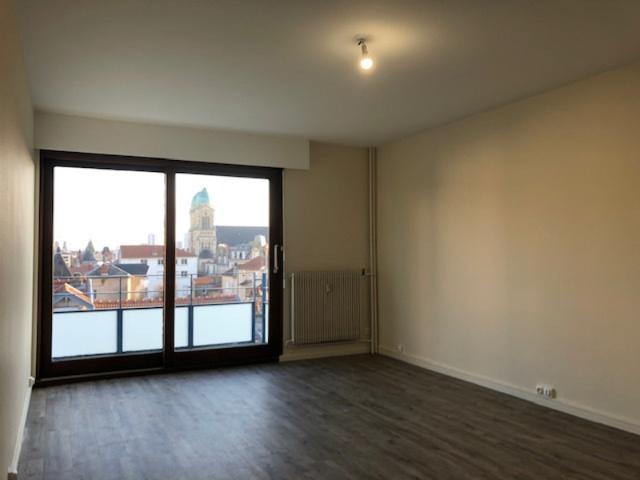 A louer Grand Studio 40m2 avec balcon Rue de Cronstadt N