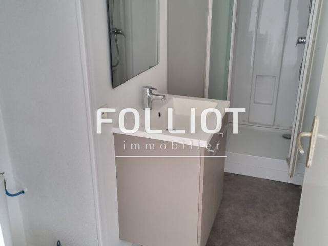 A LOUER Grand studio 50000 Saint L� 1 pi�ce 29.11 m�