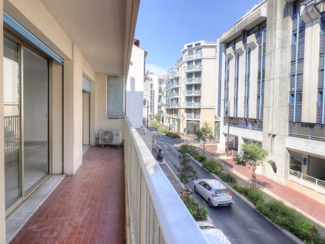 À LOUER – Grand studio de 49 m² en plein cœur du centre ville