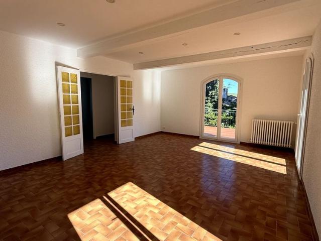 A LOUER _ Haut de villa 4 pièce s 103.87 m2 renové avec terrain arboré, terrasse et garage