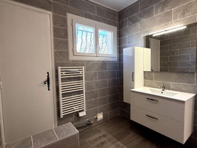 A LOUER _ Haut de villa 4 pièce s 103.87 m2 renové avec terrain arboré, terrasse et garage